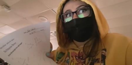 Una mujer se hace pasar por su hija de 13 años y acude al colegio en su lugar