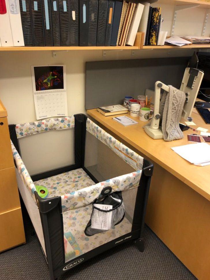 Profesor instala cuna para que alumna pueda estar con su hija