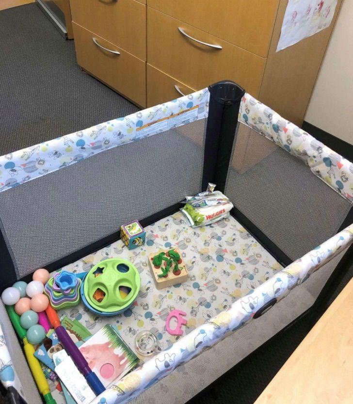 Profesor instala cuna para que alumna pueda estar con su hija