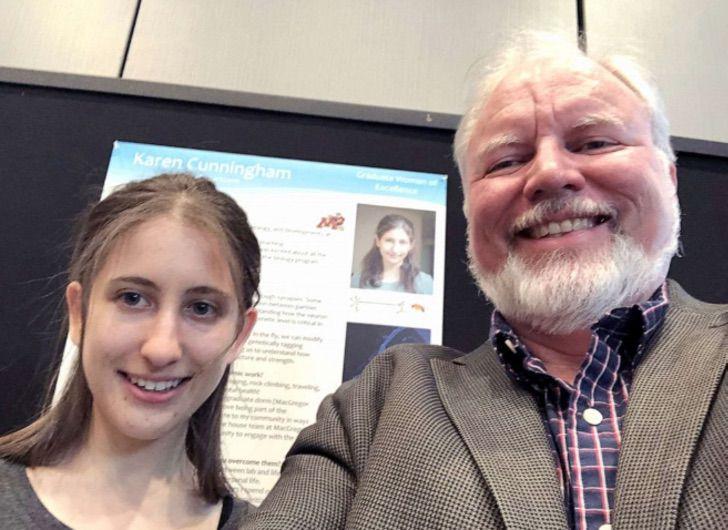 Profesor instala cuna para que alumna pueda estar con su hija