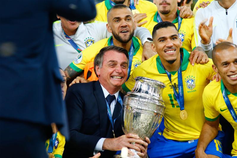 Bolsonaro quiere que la Copa se realice en Brasil