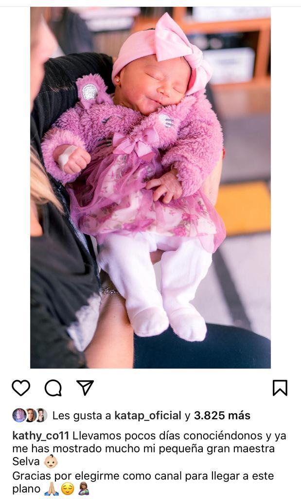 Kathy Contreras muestra a su hija con look full rosado