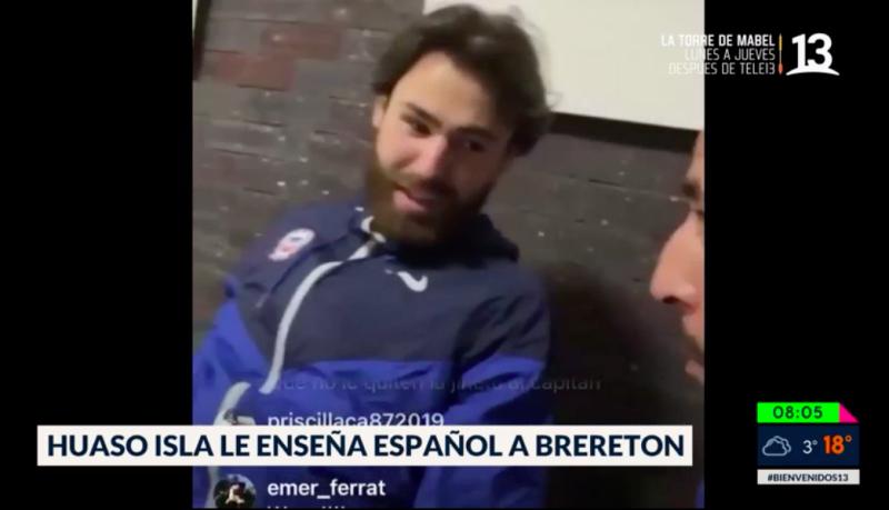 Brereton se luce hablando español en clases de Huaso Isla