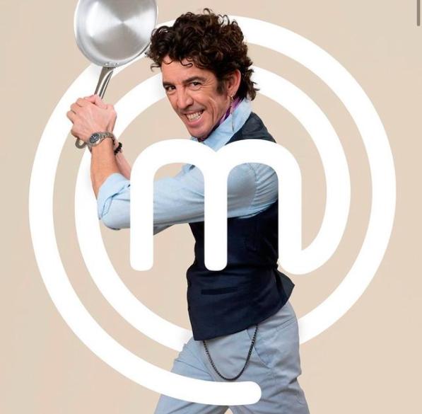 Felipe Ríos posa sin ropa mientras se da un baño de tina