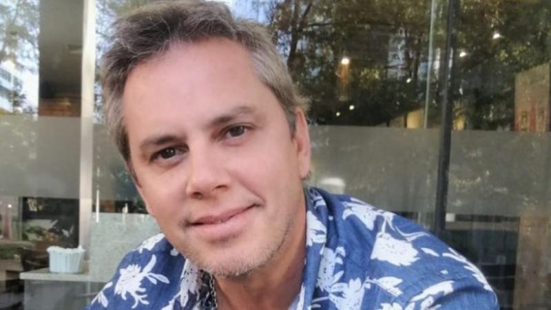 José Miguel Viñuela saca risas al usar mascarilla de su hijo