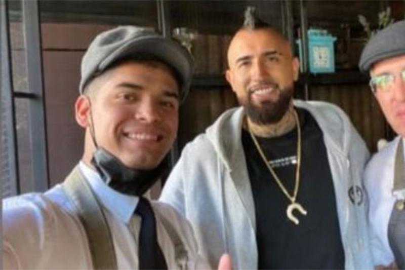 Vidal con personal del restaurante