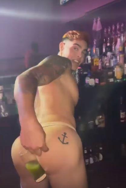 Nelson Mauri muestra curioso talento como bartender