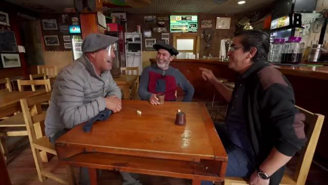 Alonso Barraza visitó el "Cirus Bar"