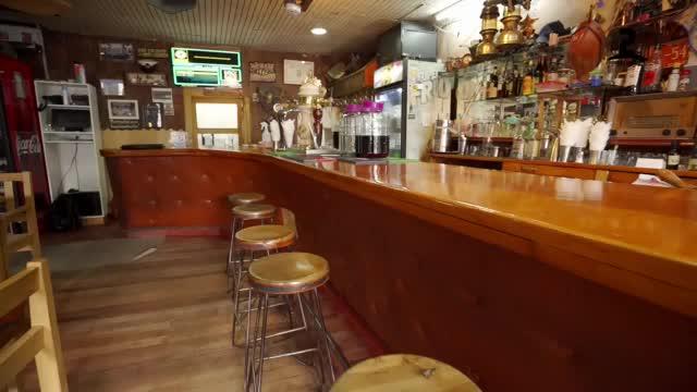 Alonso Barraza visitó el "Cirus Bar"