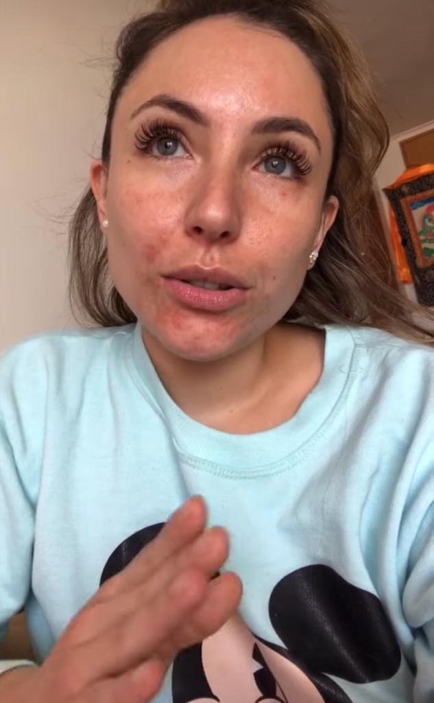 Ángela Duarte responde a críticos con desnudo en una tina