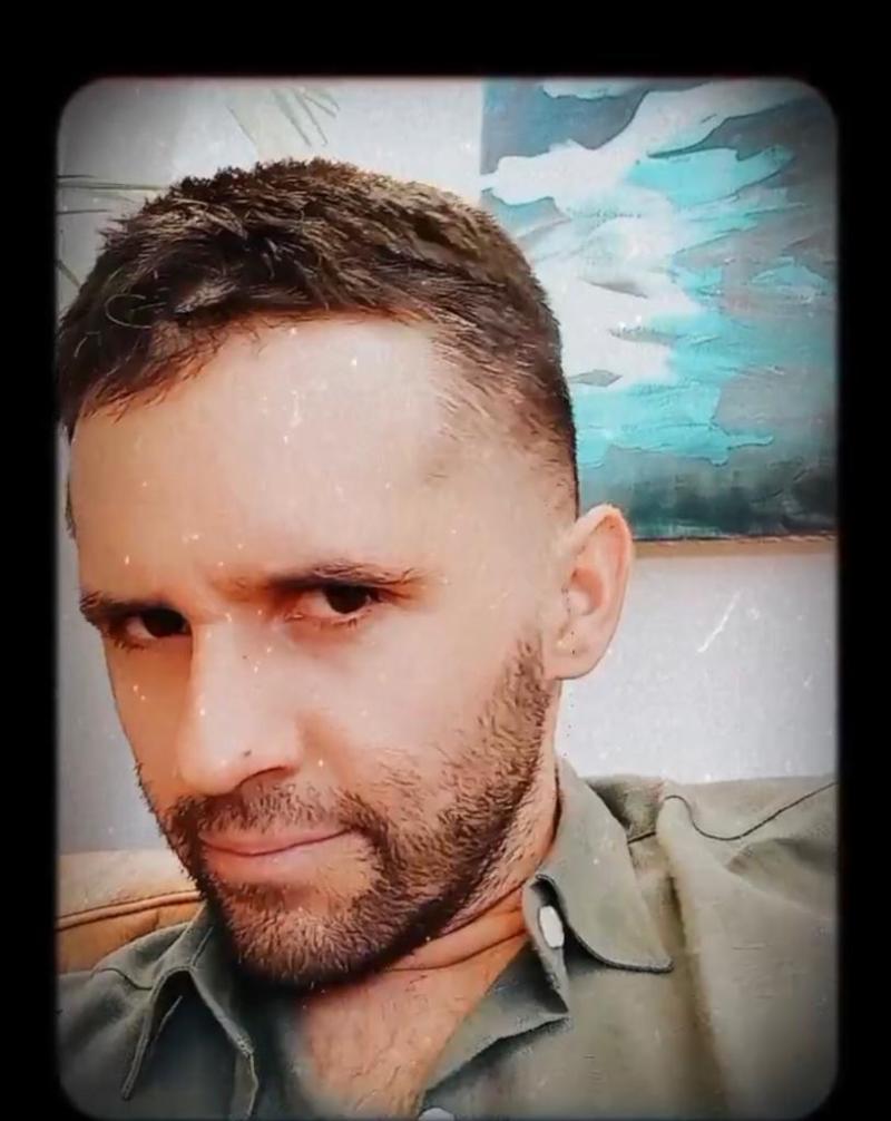 Pedro Campos enseña su radical corte de pelo en selfie