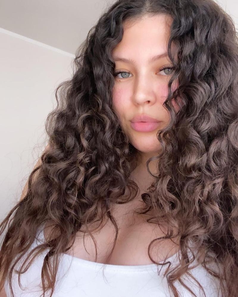 Michelle Carvalho festeja sus 28 años con foto en piscina