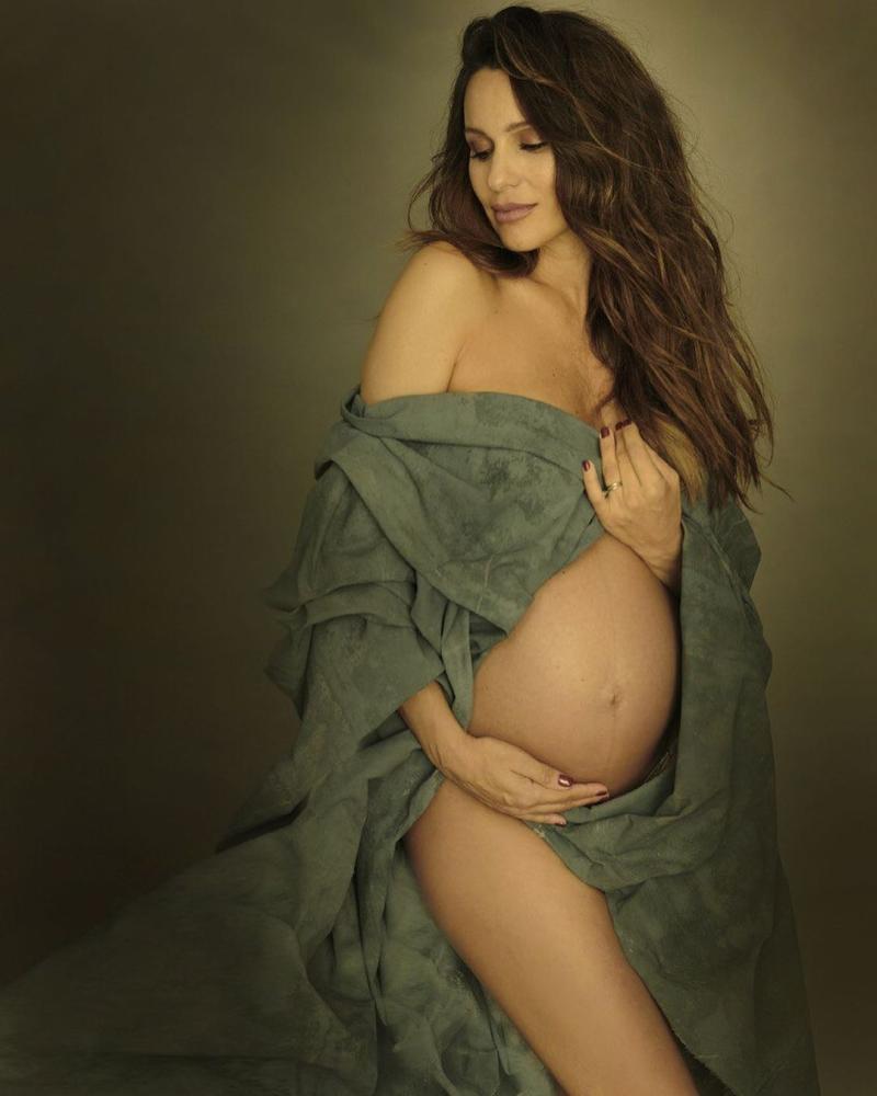 Pampita da a conocer las primeras imágenes de su hija Ana