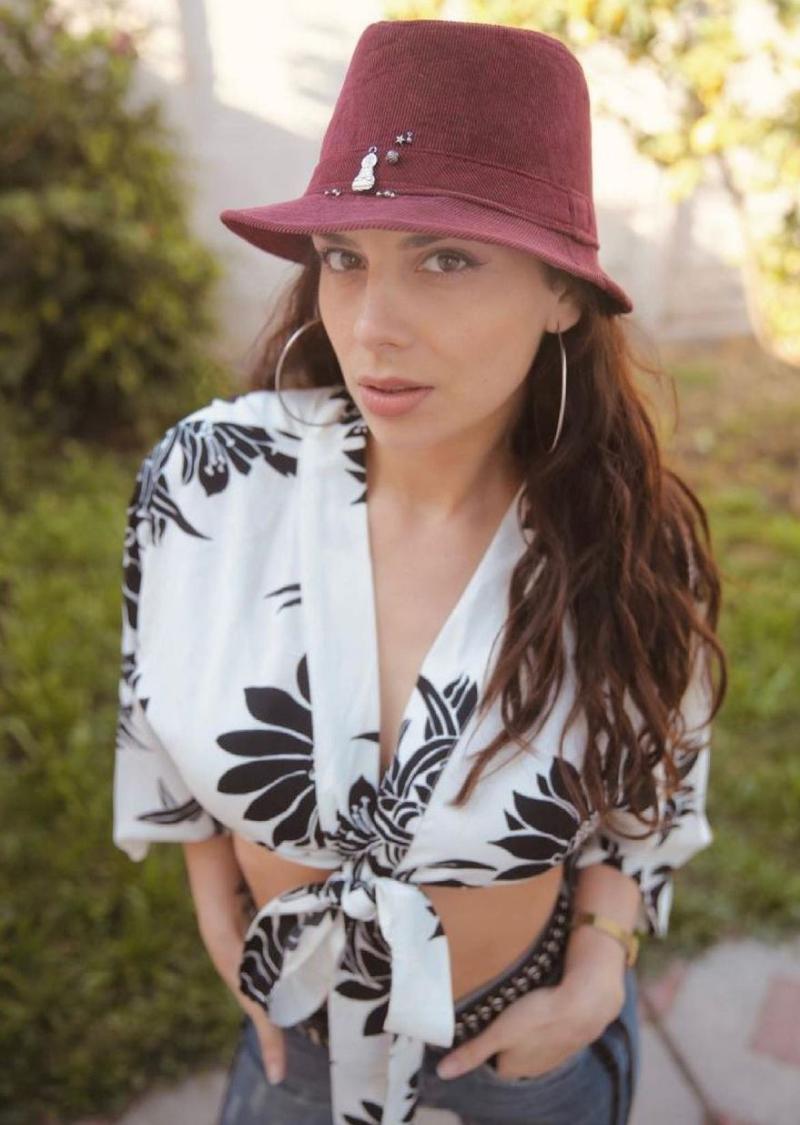 “Regia”: Kathy Contreras deslumbra con sostén de lactancia