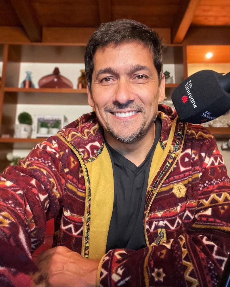 Rafael Araneda juega con el gran parecido con su hijo Vicente