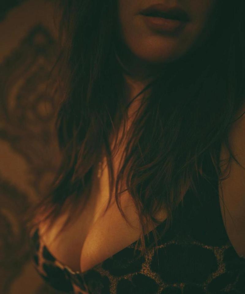 “Jugando”: El destape total de Kel Calderón en bikini