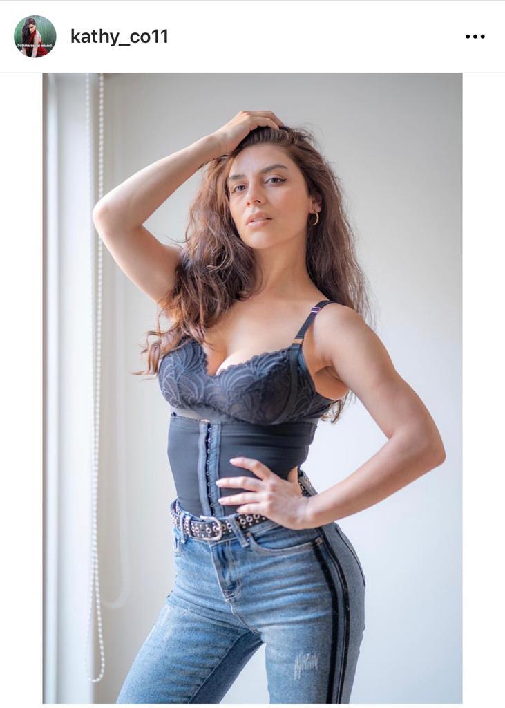 “Regia”: Kathy Contreras deslumbra con sostén de lactancia