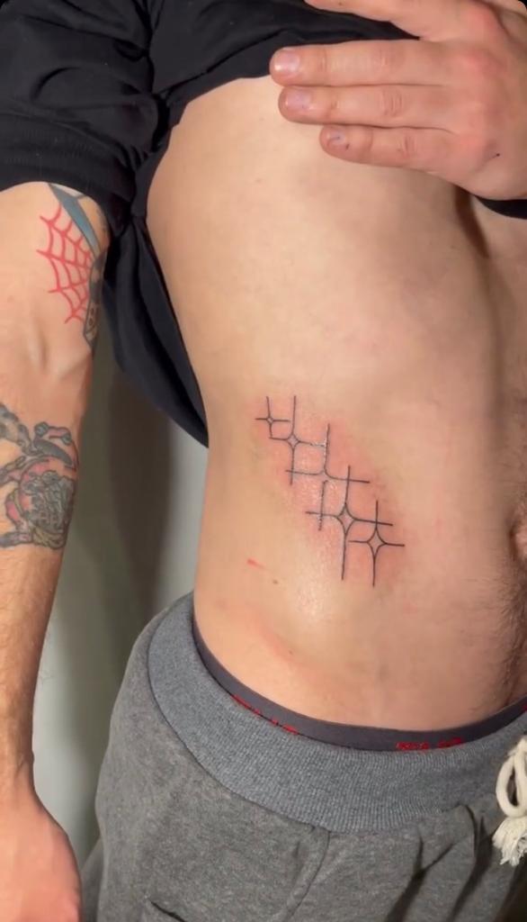 Hijo de Sigrid Alegría luce llamativo tatuaje en su abdomen