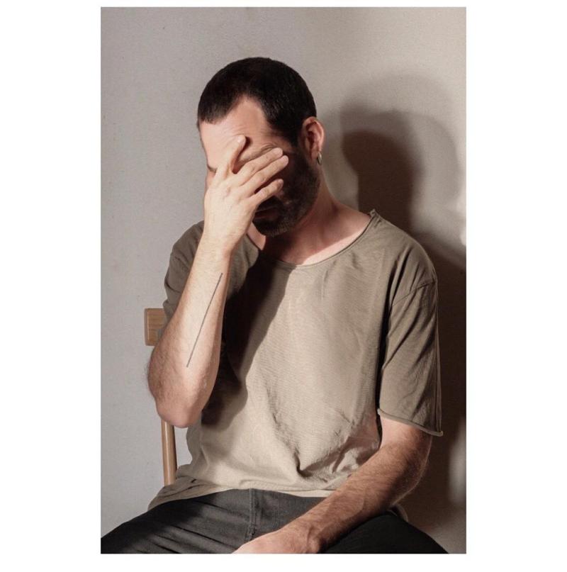 Nicolás Poblete muestra su look actual en aplaudida sesión