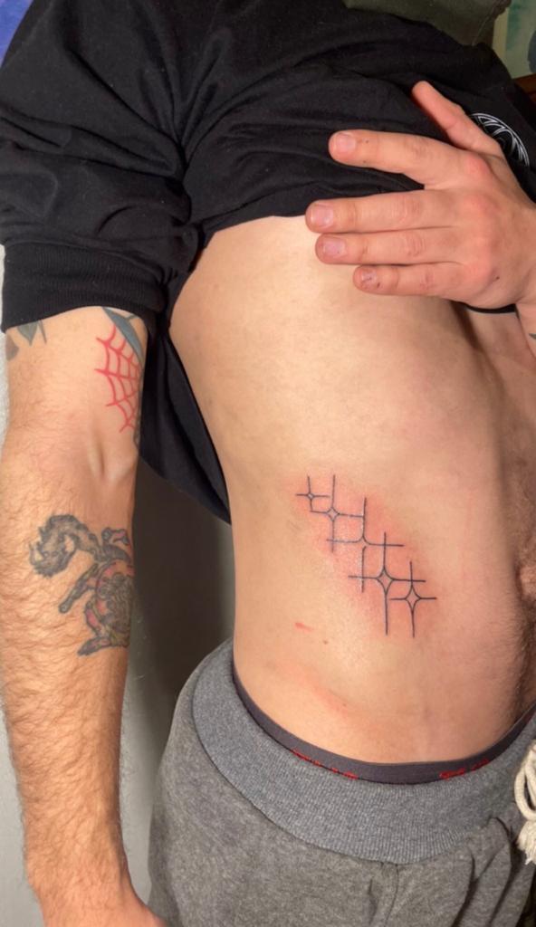 Hijo de Sigrid Alegría luce llamativo tatuaje en su abdomen