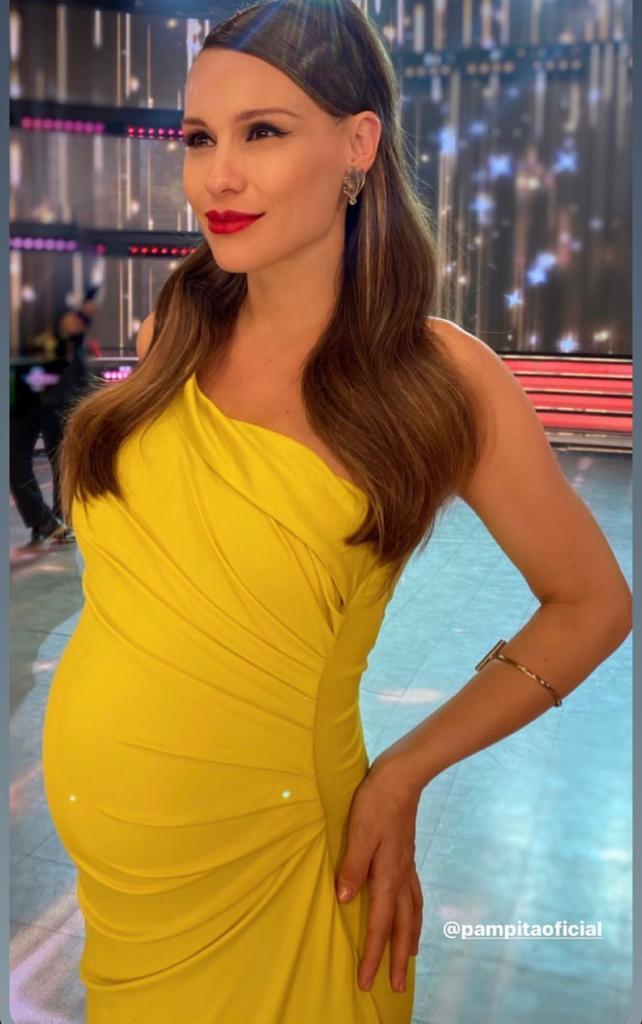 Pampita muestra los efectos del embarazo en sus pies