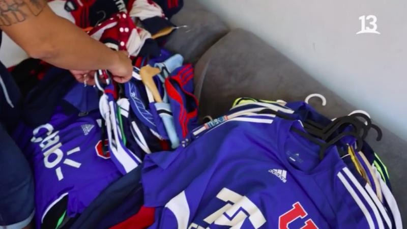 Un chileno que llevó su amor por la “U” a Islas Canarias