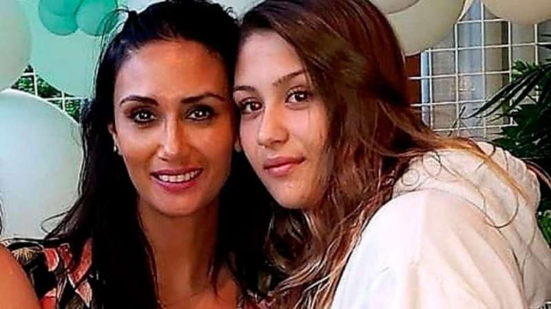 Trini Neira se luce con estilosa chaqueta de Pokémon