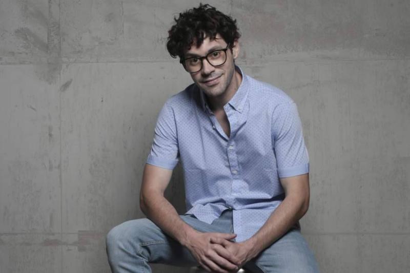 Pedro Campos enseña su radical corte de pelo en selfie