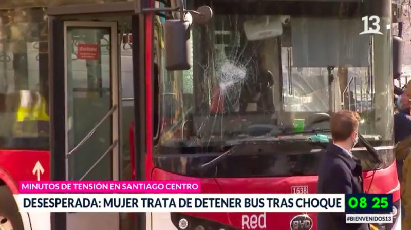Mujer trata de detener bus tras choque en Santiago Centro
