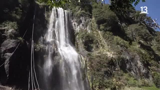 Velo de la novia, la cascada plagada de mangueras