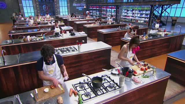 Álvaro López se cortó el dedo y siguió cocinando