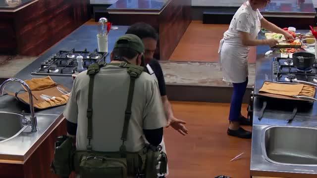 Álvaro López se cortó el dedo y siguió cocinando