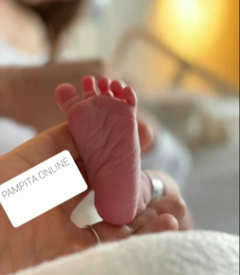 Pampita da a conocer las primeras imágenes de su hija Ana