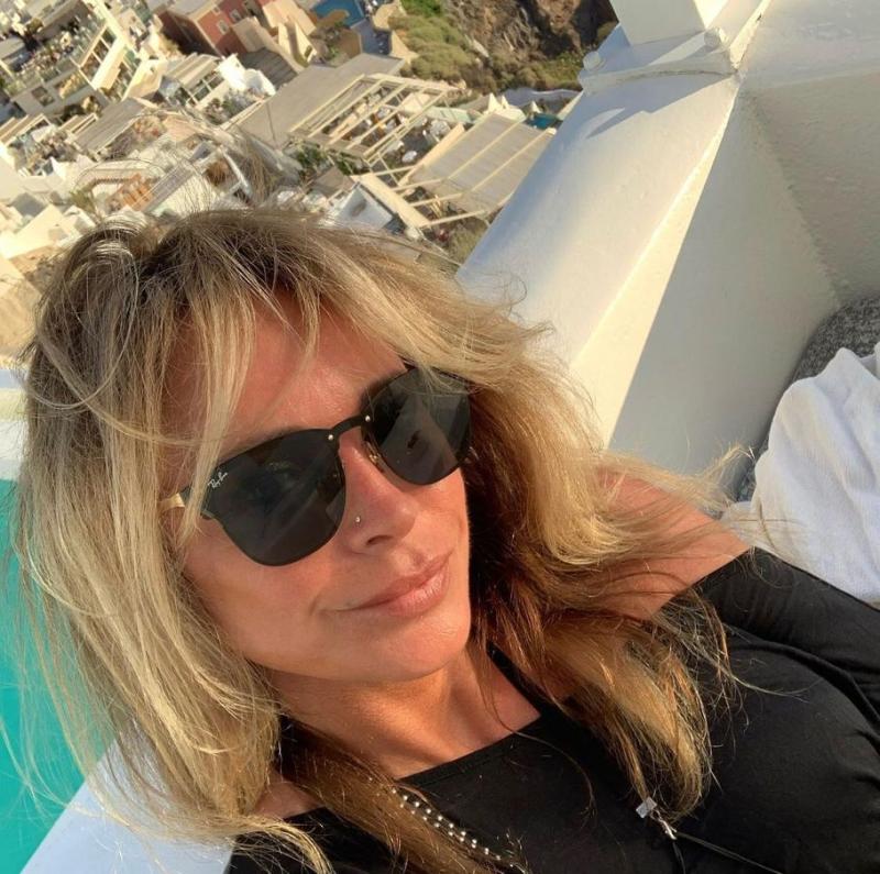 Eva Gómez sorprende con elegante bikinazo a sus 50 años