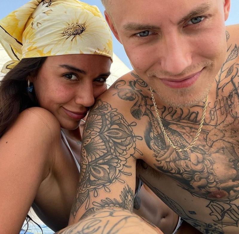 Steffi Méndez enseña su amor con fotos playeras