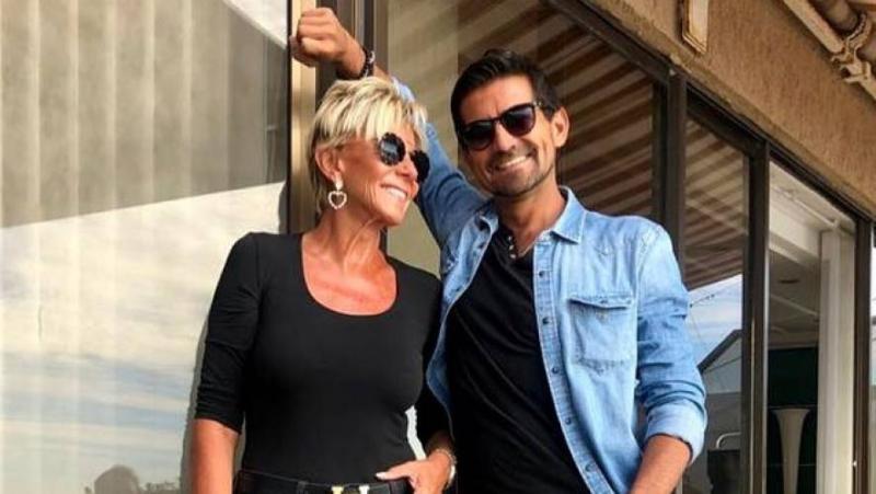 Raquel Argandoña enseña su figura en traje de baño blanco