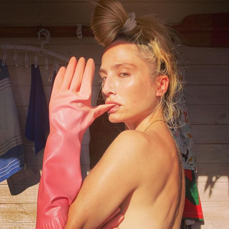 El destape de Mane Swett mientras lava la loza