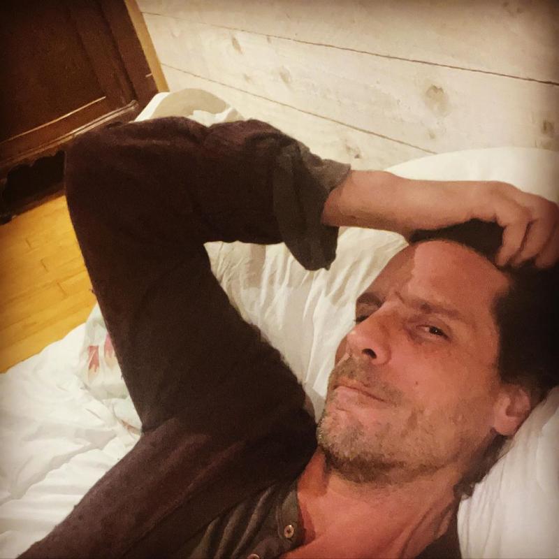 “Arde papi”: Gonzalo Valenzuela sorprende con destape