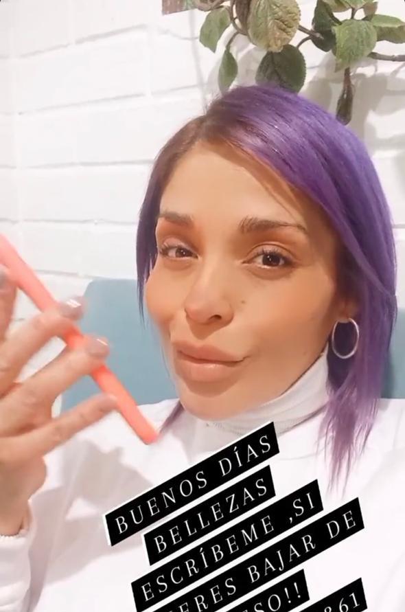 ¡Cambio total! Kathy Orellana se luce con el cabello morado