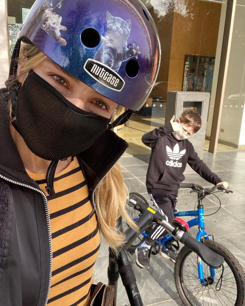 El destape de Mane Swett mientras lava la loza