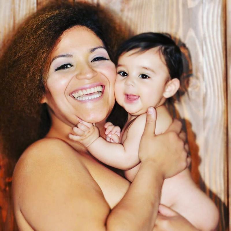 Kathy Orellana publica fotos desnuda junto a su hijo