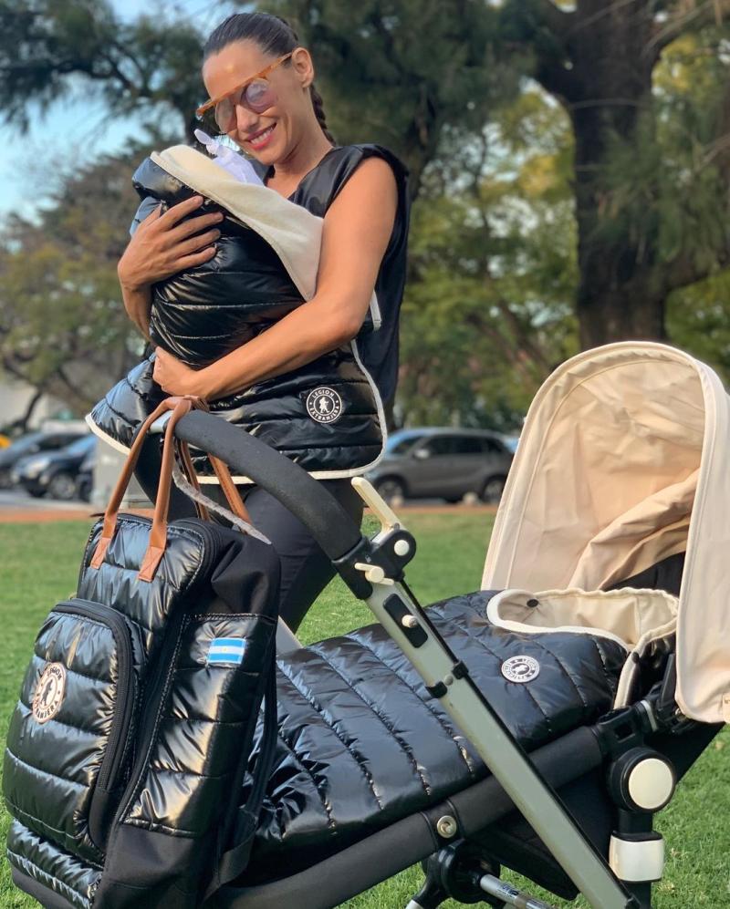Pampita celebró el primer mes de su hija Ana