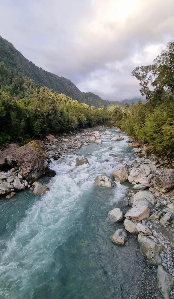 Pangal Andrade y Melina Noto enseñan su amor en el sur de Chile