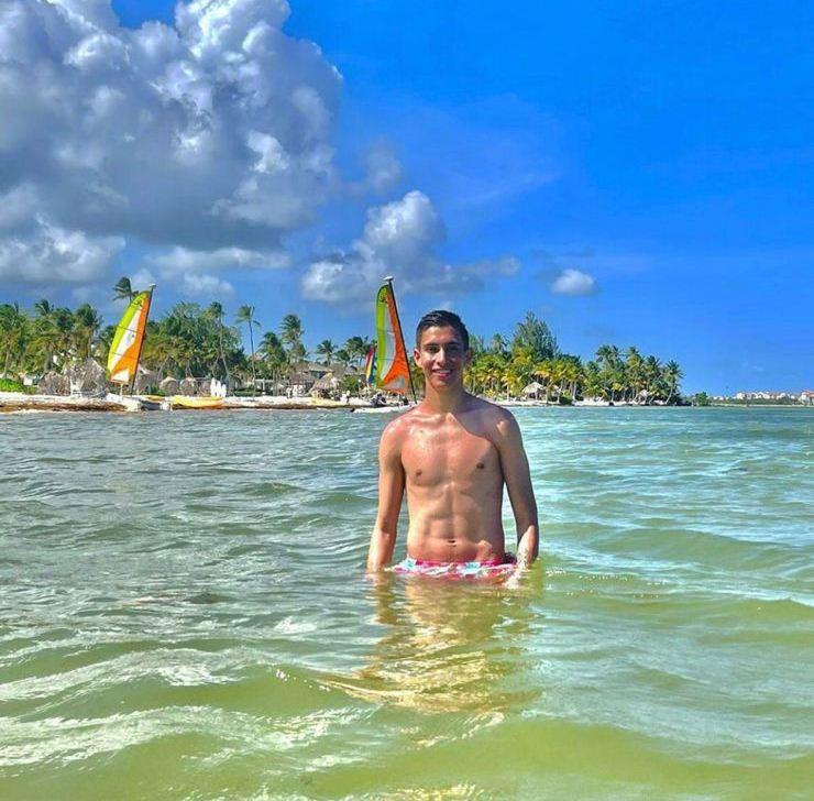 Hijo de Ivette Vergara y Fernando Solabarrieta enseña su “six pack”