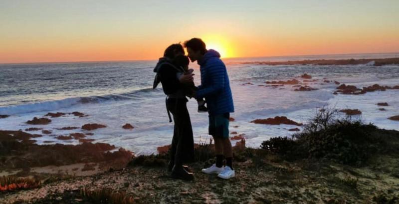 Montserrat Ballarín recibe agosto con tiernas postales familiares