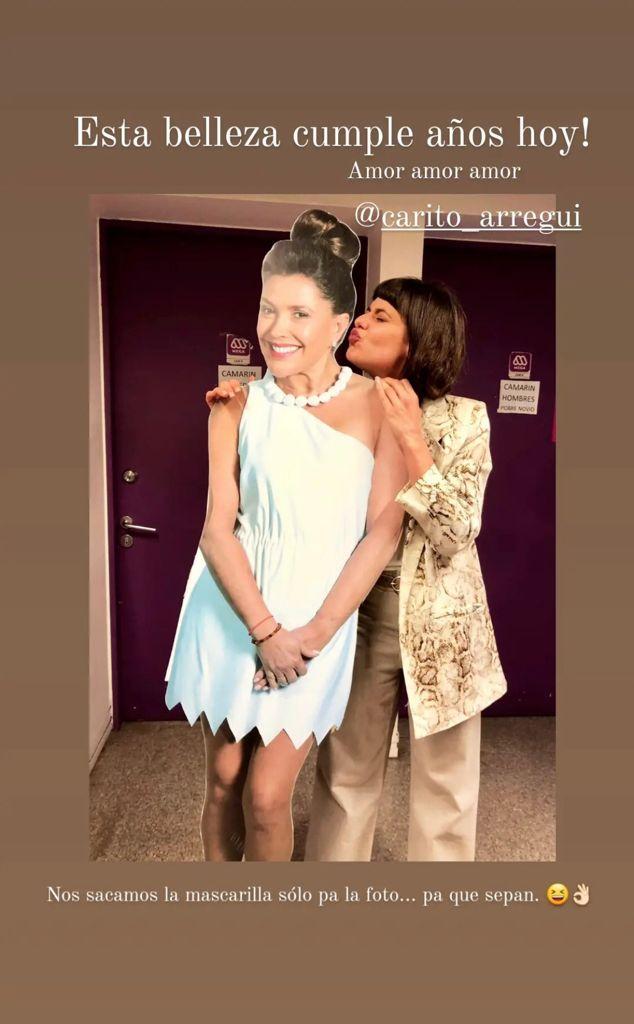 Carolina Arregui recibe particular saludo de colega