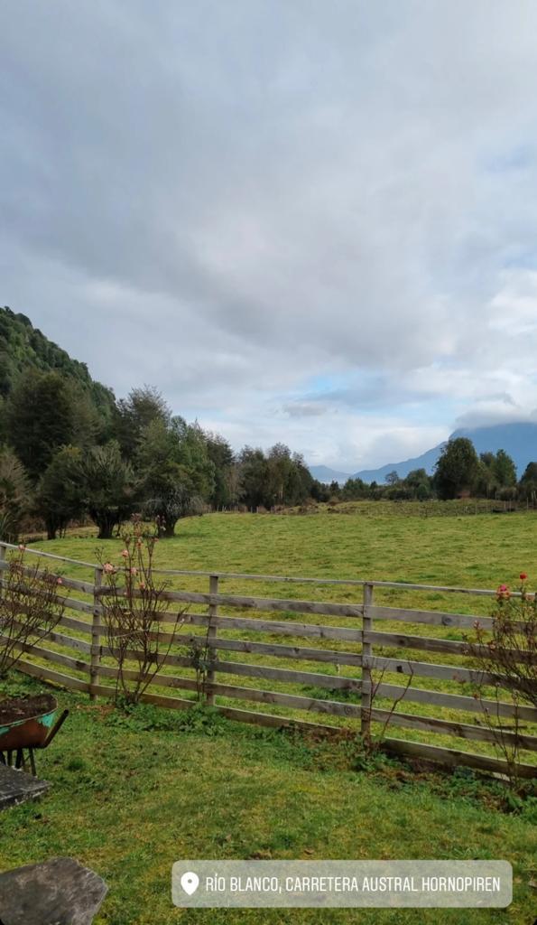 Pangal Andrade y Melina Noto enseñan su amor en el sur de Chile