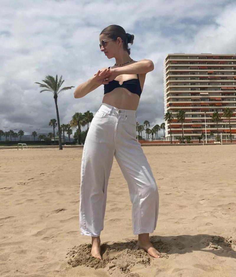 Mariana Di Girolamo impacta con bikini de moda en España