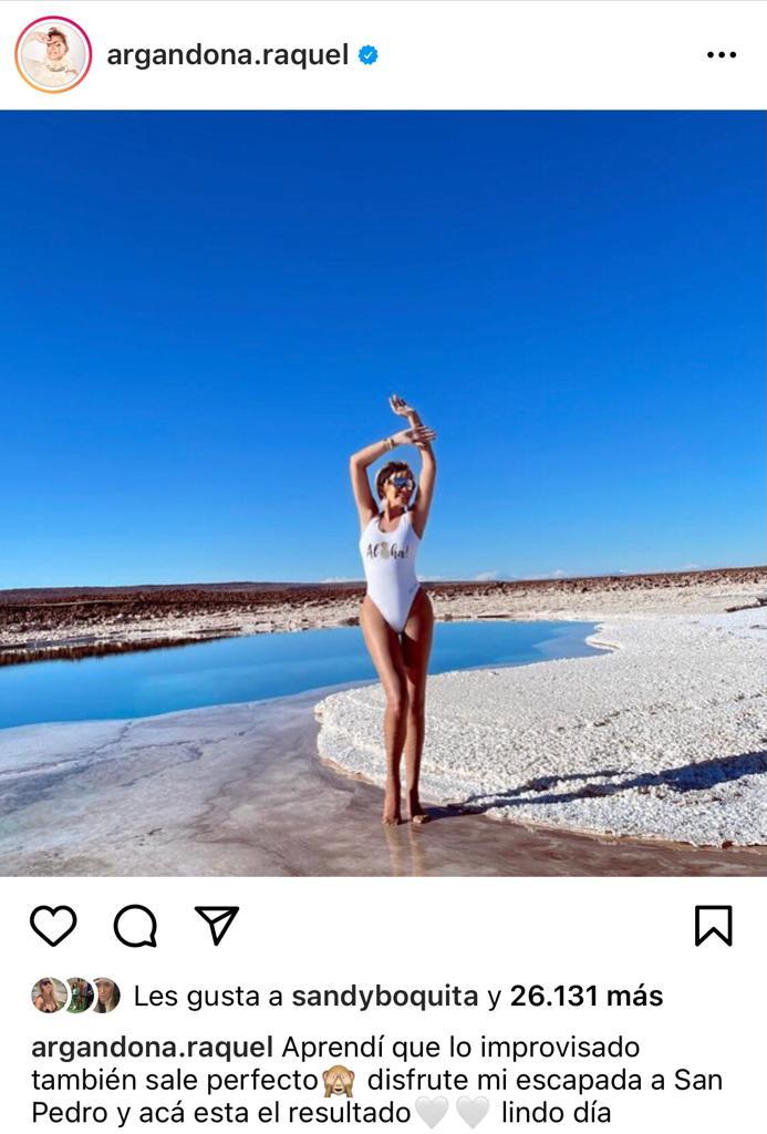 Raquel Argandoña enseña su figura en traje de baño blanco