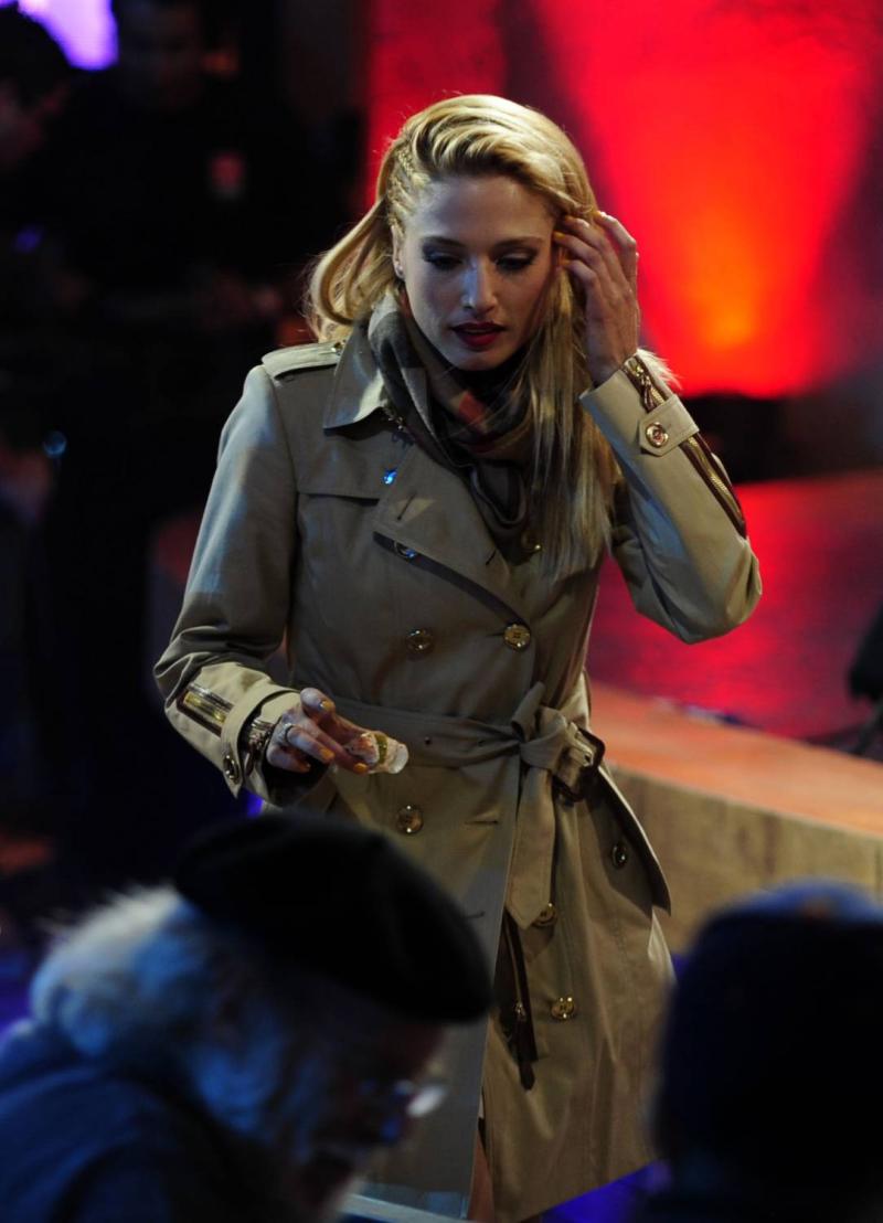 El destape de Mane Swett mientras lava la loza